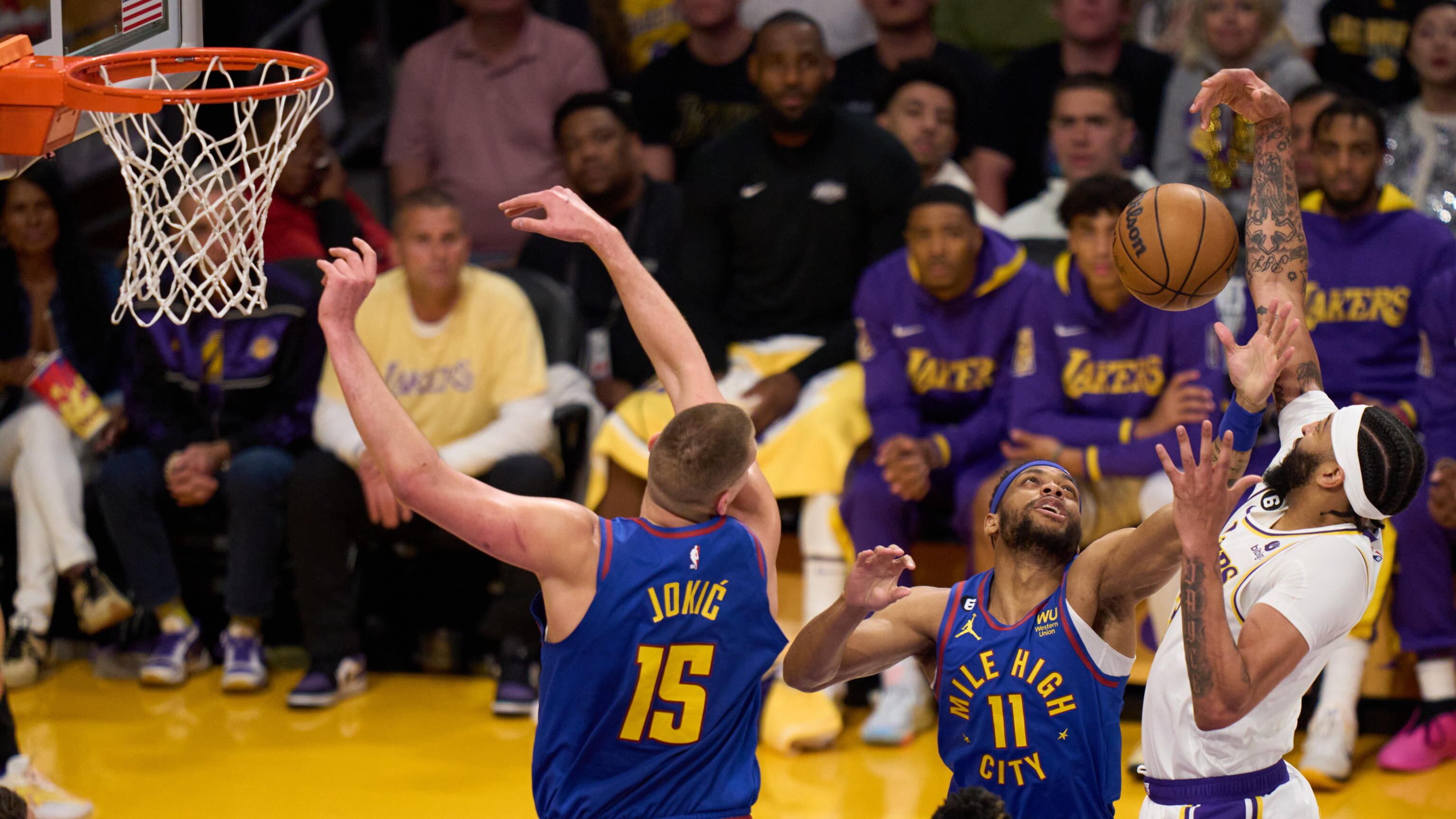 Nba, un Jokic stellare stende LeBron, Phoenix corsara sui Warriors