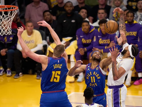 Nba, un Jokic stellare stende LeBron, Phoenix corsara sui Warriors