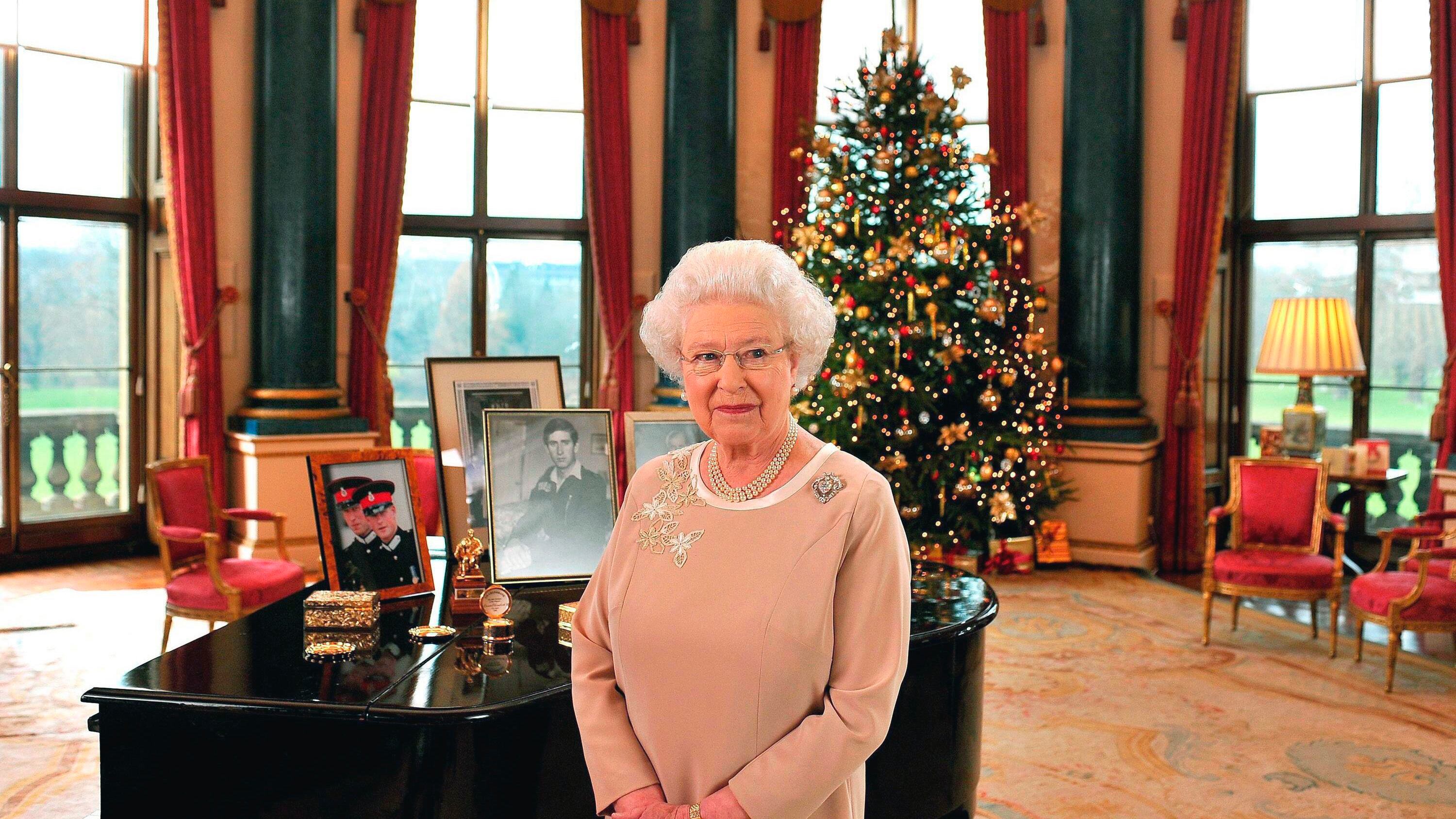 Il presunto amante, le lettere e Diana: gli ultimi segreti della regina Elisabetta