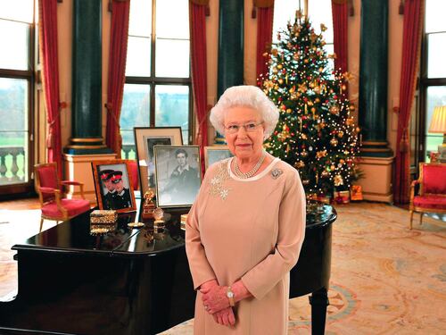Il presunto amante, le lettere e Diana: gli ultimi segreti della regina Elisabetta