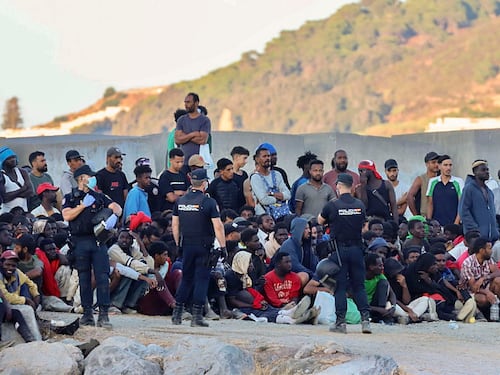 Ceuta, Sanchez dalla villa delle vacanze convoca il secondo vertice: piano per 1500 posti. Ma ci sono ancora 8.000 migranti