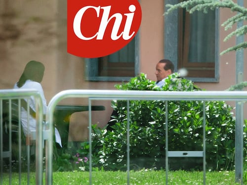 Ecco le foto del Cav in camice bianco a Cesano Boscone