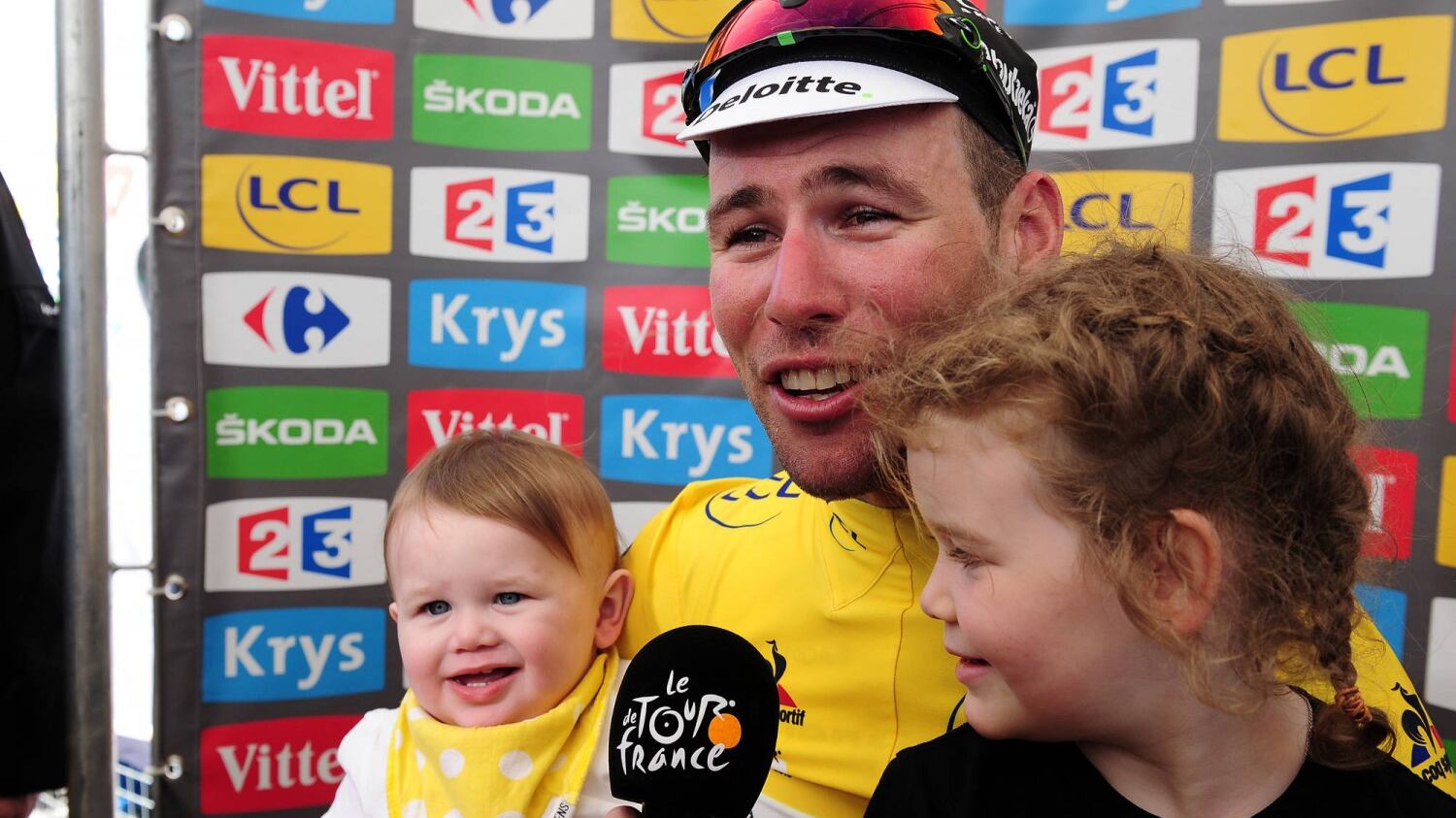 La volata di Cavendish vale il suo primo giallo