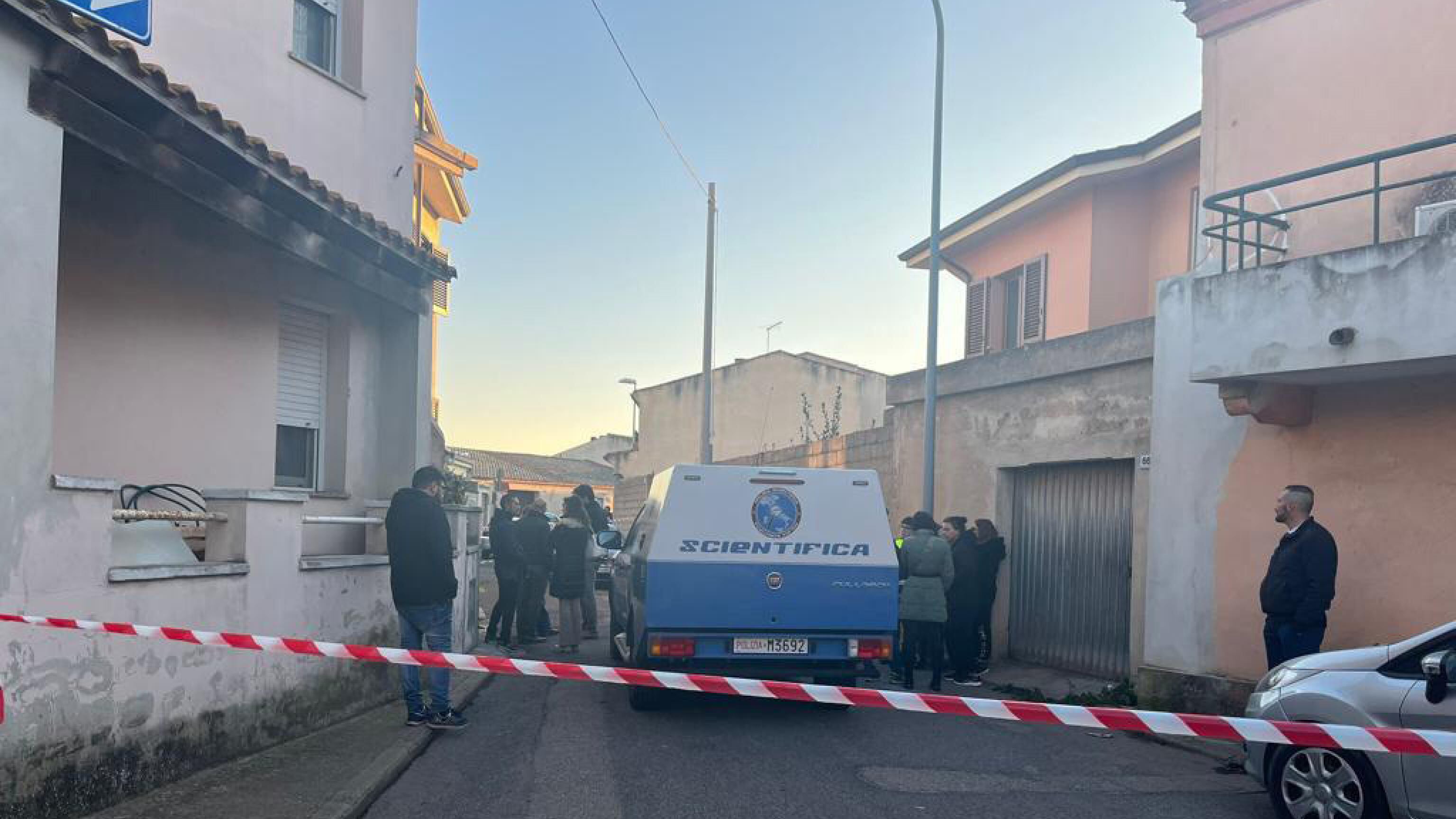 Uccide la figlia 14enne e si lancia dal balcone