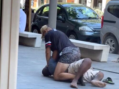 L'orrore a Civitanova Marche: l'aggressione filmata, ma nessuno interviene