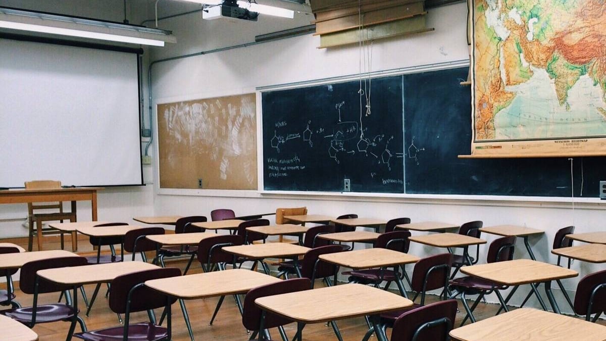 Il prof rimprovera la studentessa, lei lo aggredisce e lo manda al pronto soccorso