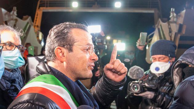 Cateno De Luca diventa sindaco: la chiamata alla mamma e le lacrime