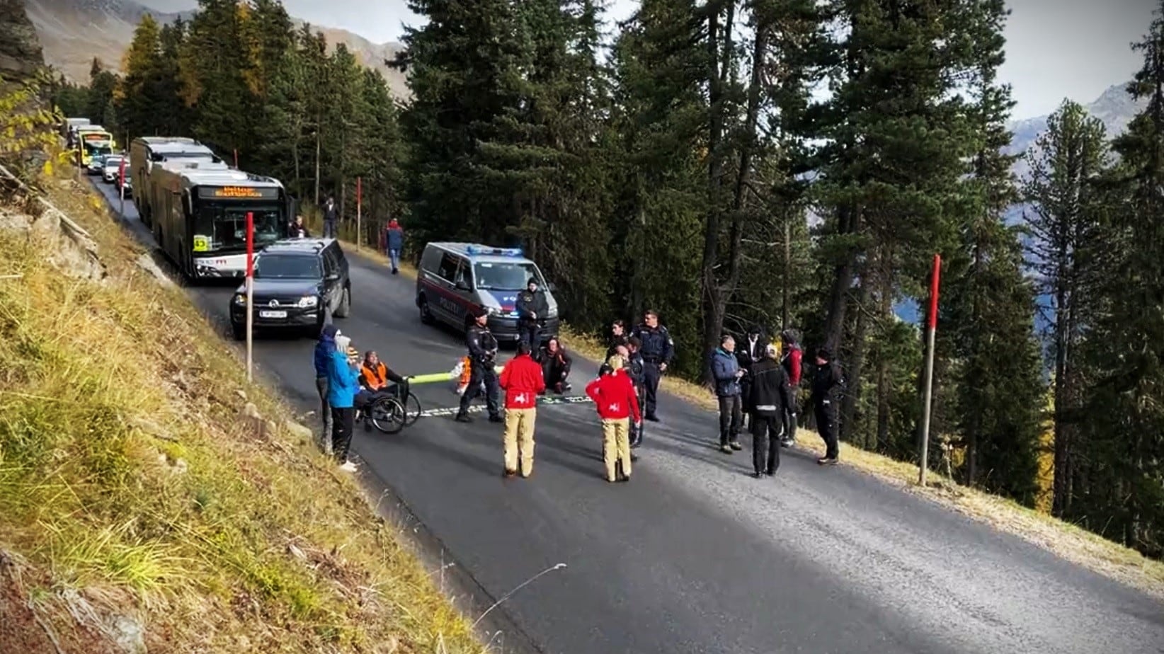"Ignoranza climatica" i vandali di Ultima Generazione bloccano i mondiali di sci