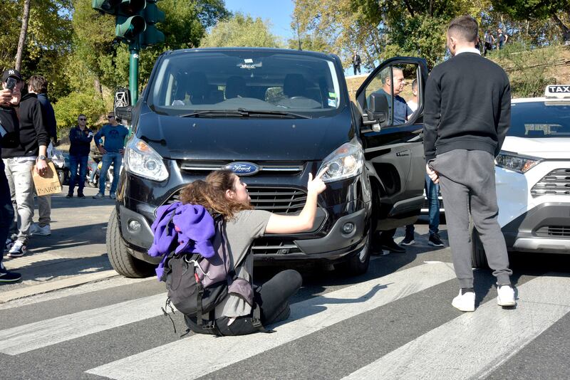 Blitz degli ambientalisti davanti al Colosseo 3