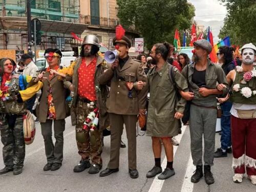 Vergogna pro-Pal: così hanno deriso i militari