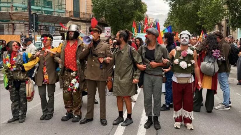 Vergogna pro-Pal: così hanno deriso i militari
