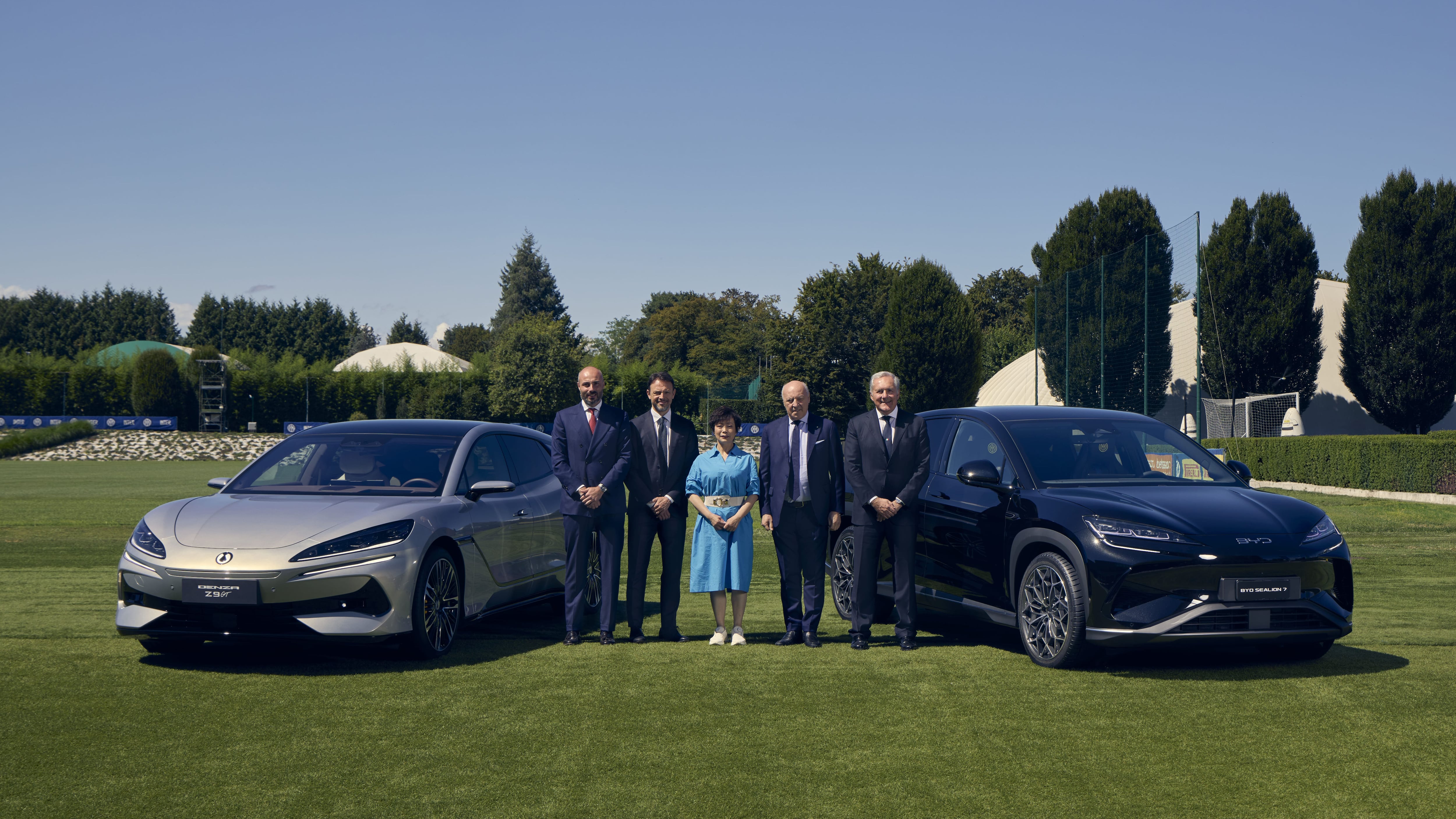 da sinistra: Alessandro Grosso, Country Manager BYD Italia; Giorgio Ricci, Chief Revenue Officer di FC Internazionale Milano; Stella Li, Executive Vice President di BYD; Giuseppe Marotta, FC Internazionale Milano President & CEO; Alfredo Altavilla, BYD Sp