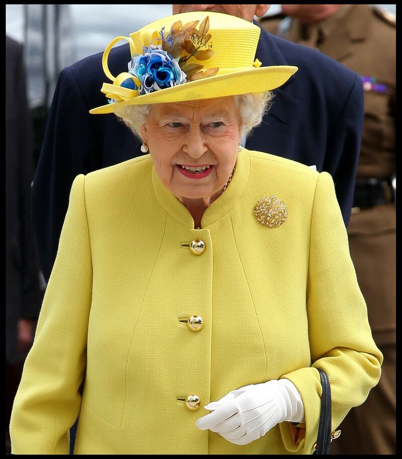 Tiare, guanti e cappellini: così si vestono i reali britannici 1