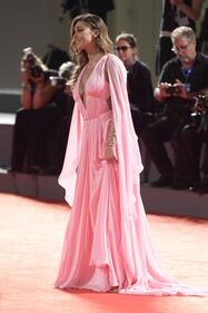 Belen Rodriguez a Venezia: la scollatura è inguinale 20