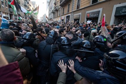 Scontri tra agenti e manifestanti pro-Palestina a Milano 3