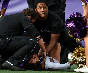 Cheerleader portata fuori in barella dopo una brutta caduta 2