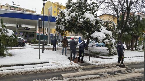 Neve, disagi a Sesto. Il sindaco Di Stefano in strada a spalare 7