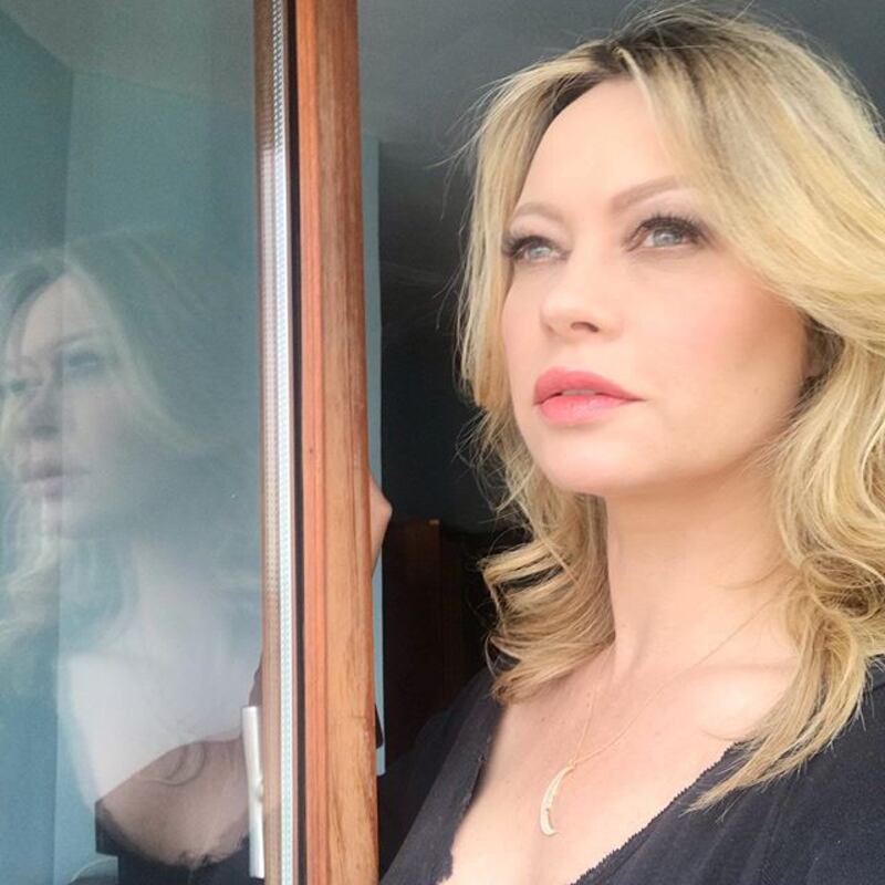 Anna Falchi si prende la scena sui social: gli scatti della sexy tifosa biancoceleste 3