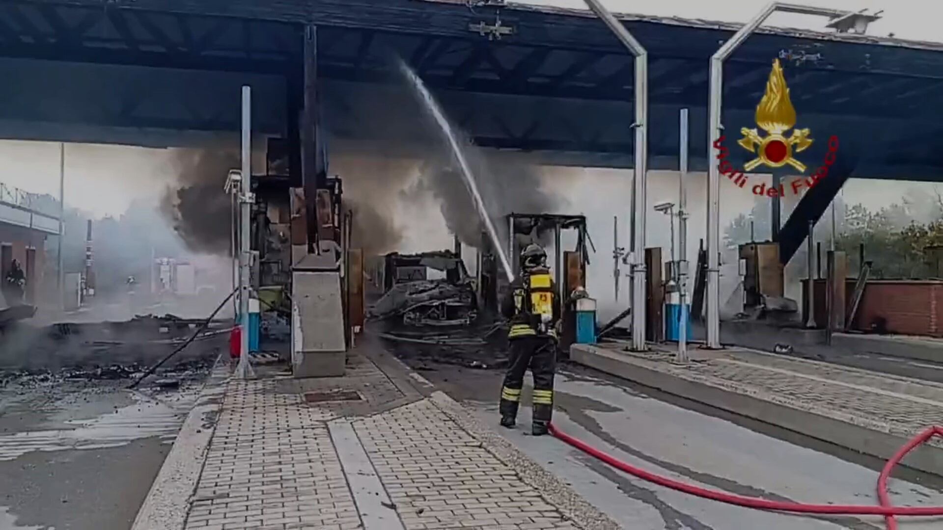 Devastante rogo al casello di Brescia Sud della A21: il fumo visibile da chilometri e l'intervento dei pompieri