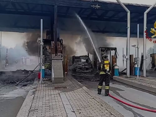 Devastante rogo al casello di Brescia Sud della A21: il fumo visibile da chilometri e l'intervento dei pompieri