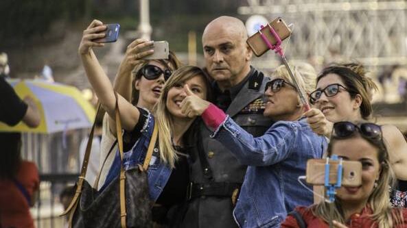Fez, selfie e talk show. "Lui" è tornato? No, non è mai andato via