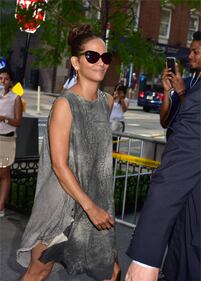Halle Berry sexy in maxi t-shirt 6