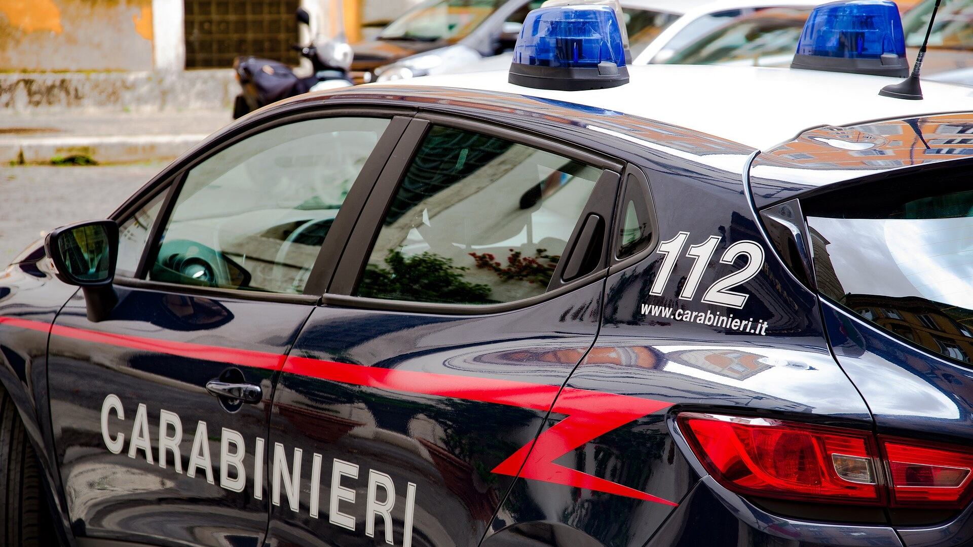 Aggrediscono e derubano una coppia: 9 in manette