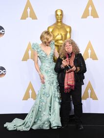 Oscar, i vincitori stringono le statuette 3