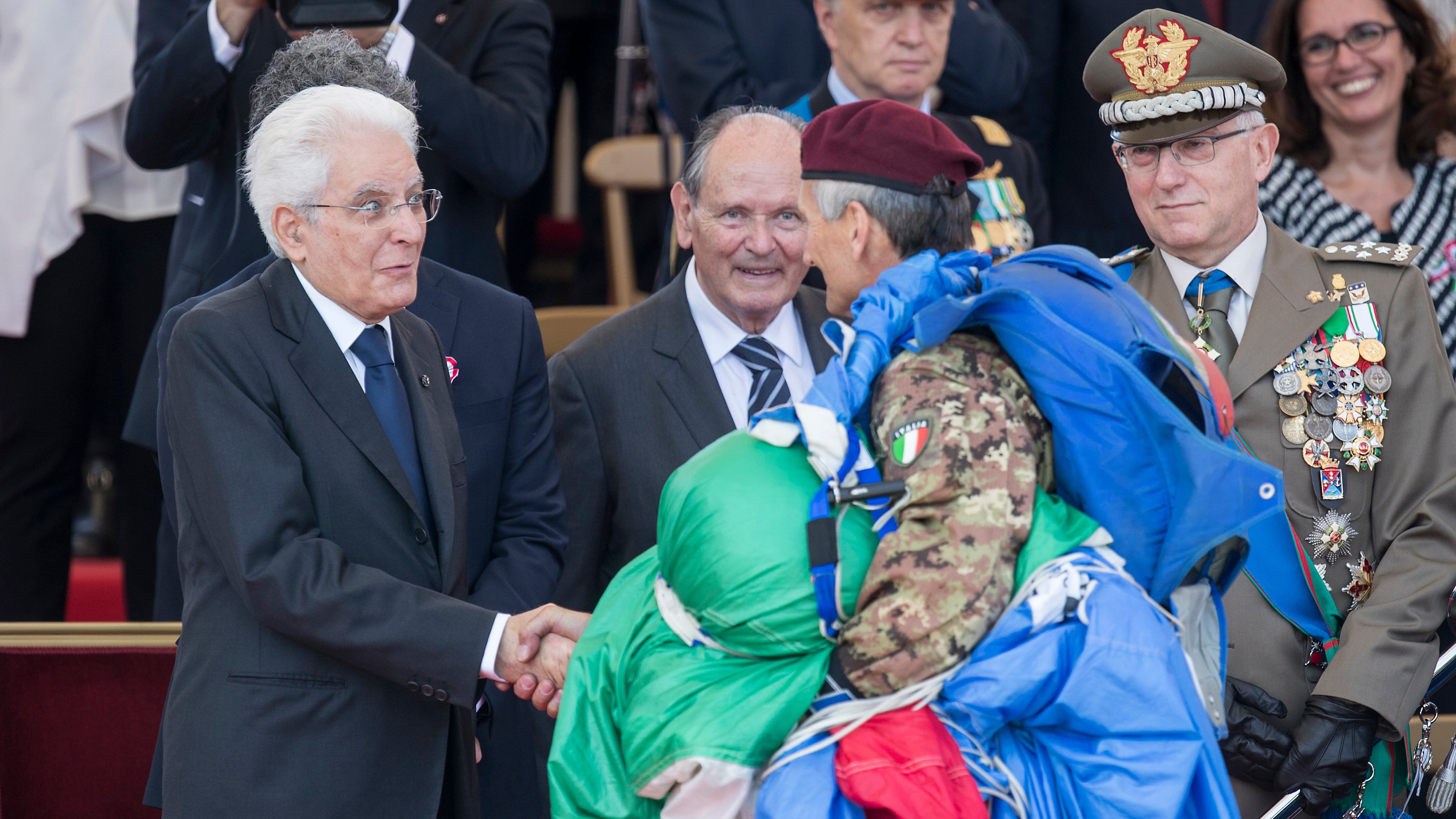 Il parà sceso dal cielo che insegna ai giovani ad amare il Tricolore