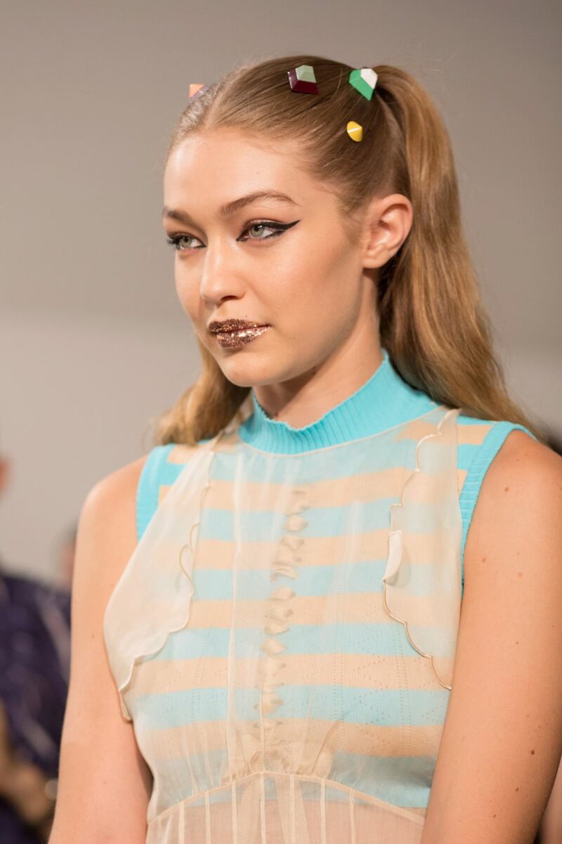 Gigi Hadid a seno nudo per Fendi 34