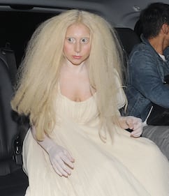 Lady Gaga, nuda sul palco 3