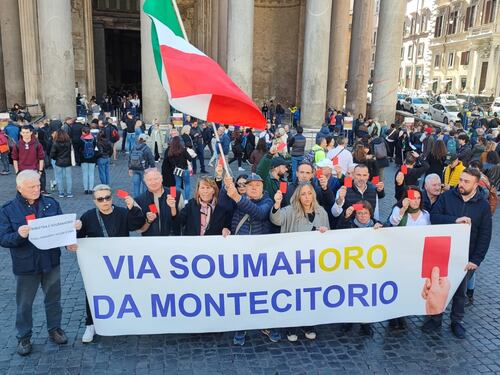 "Via Soumahoro dalla Camera". Il sit-in contro l'ex paladino dei migranti