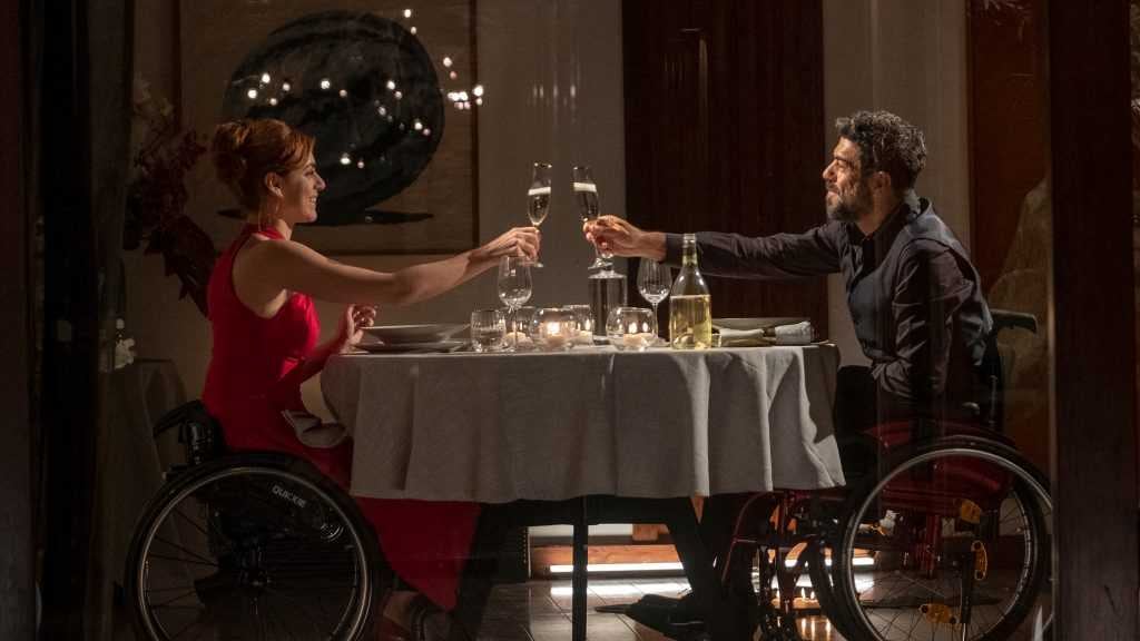 “Corro da te”, risate e sentimento con l'inedita coppia Leone-Favino