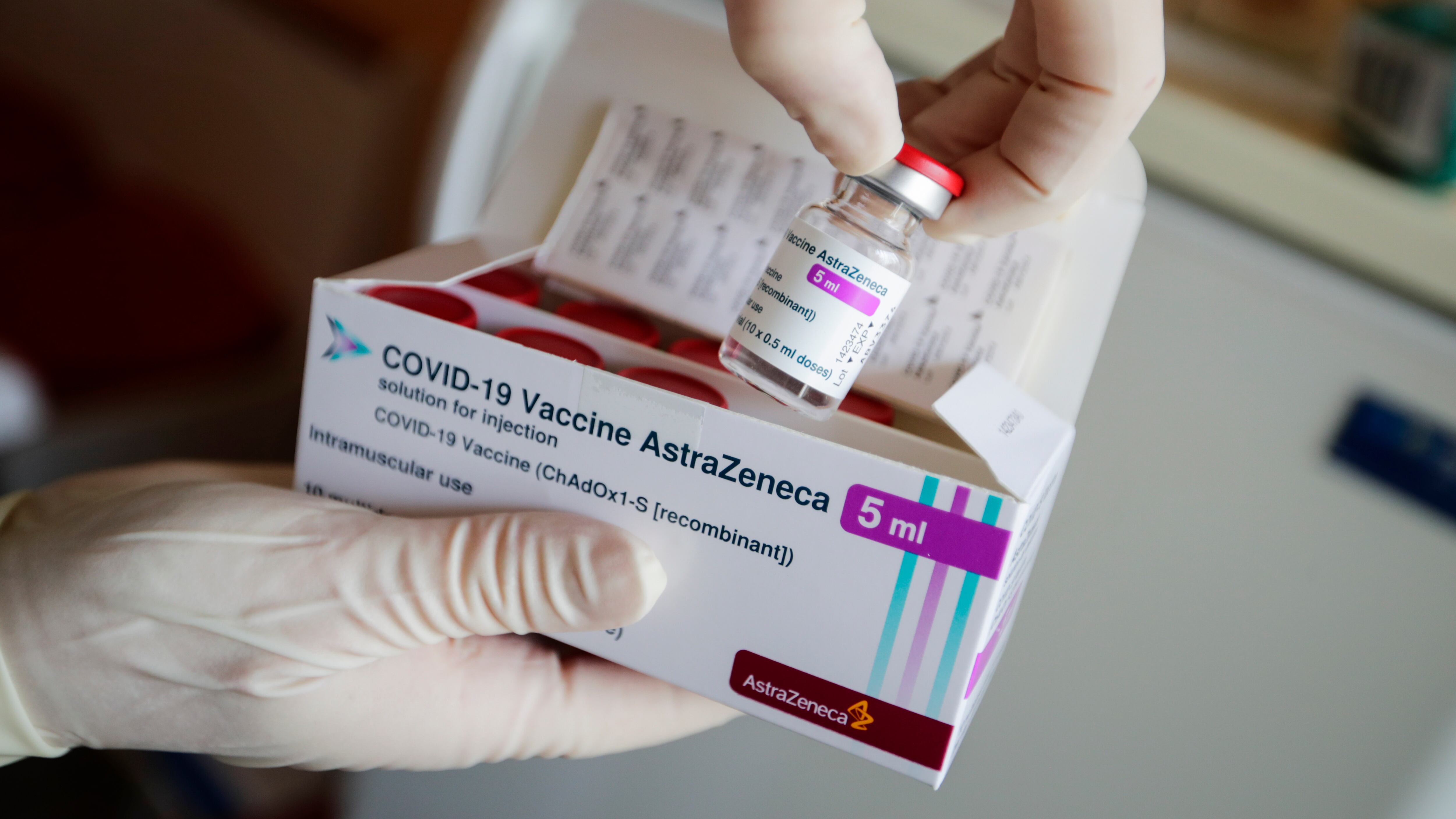 "Trombosi in giovani vaccinati". Cosa c'è dietro lo stop ad AstraZeneca
