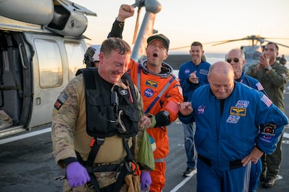 Artemis II, le foto dello splashdown e del rientro sulla Terra 4