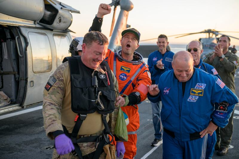 Artemis II, le foto dello splashdown e del rientro sulla Terra 4