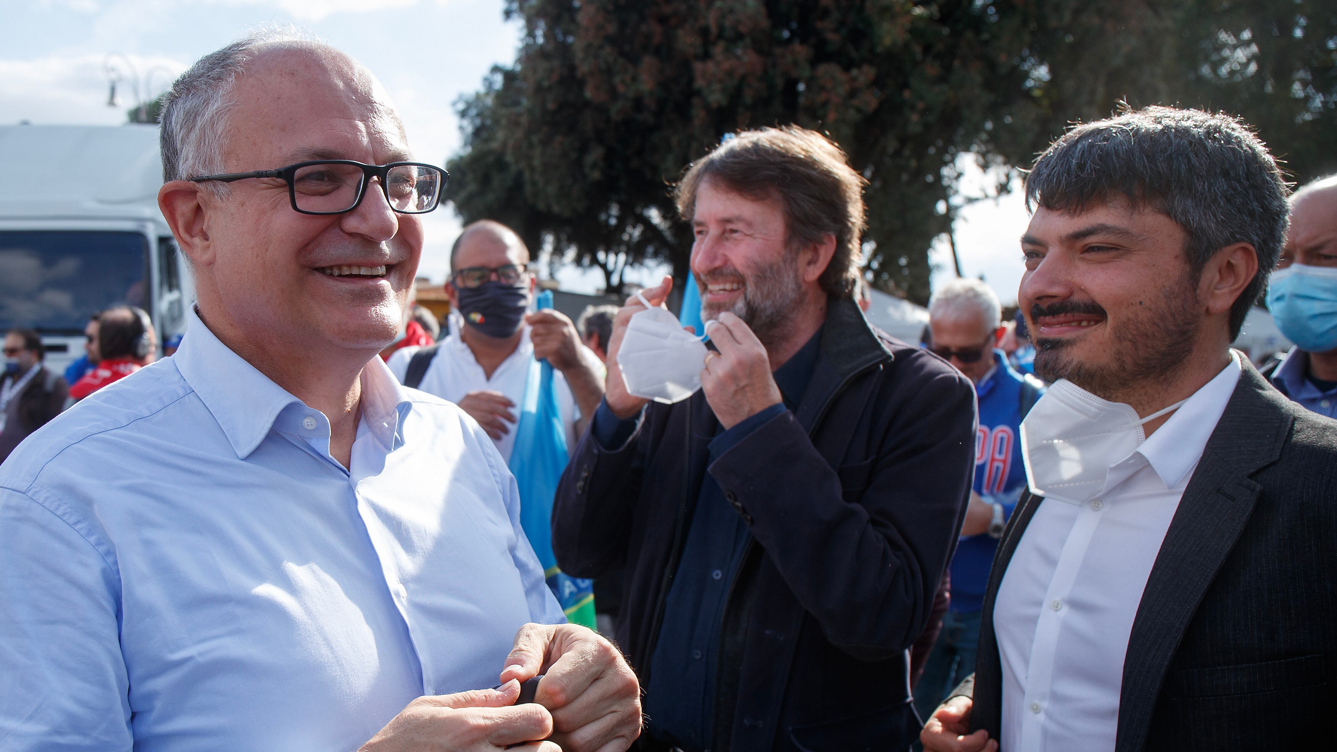 Silenzio elettorale? Macché. Cartelli pro Gualtieri nella piazza della Cgil