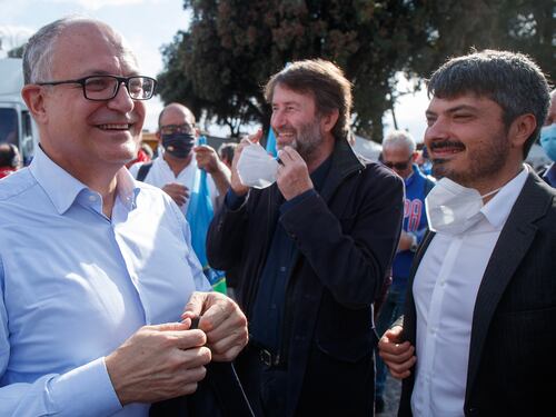 Silenzio elettorale? Macché. Cartelli pro Gualtieri nella piazza della Cgil