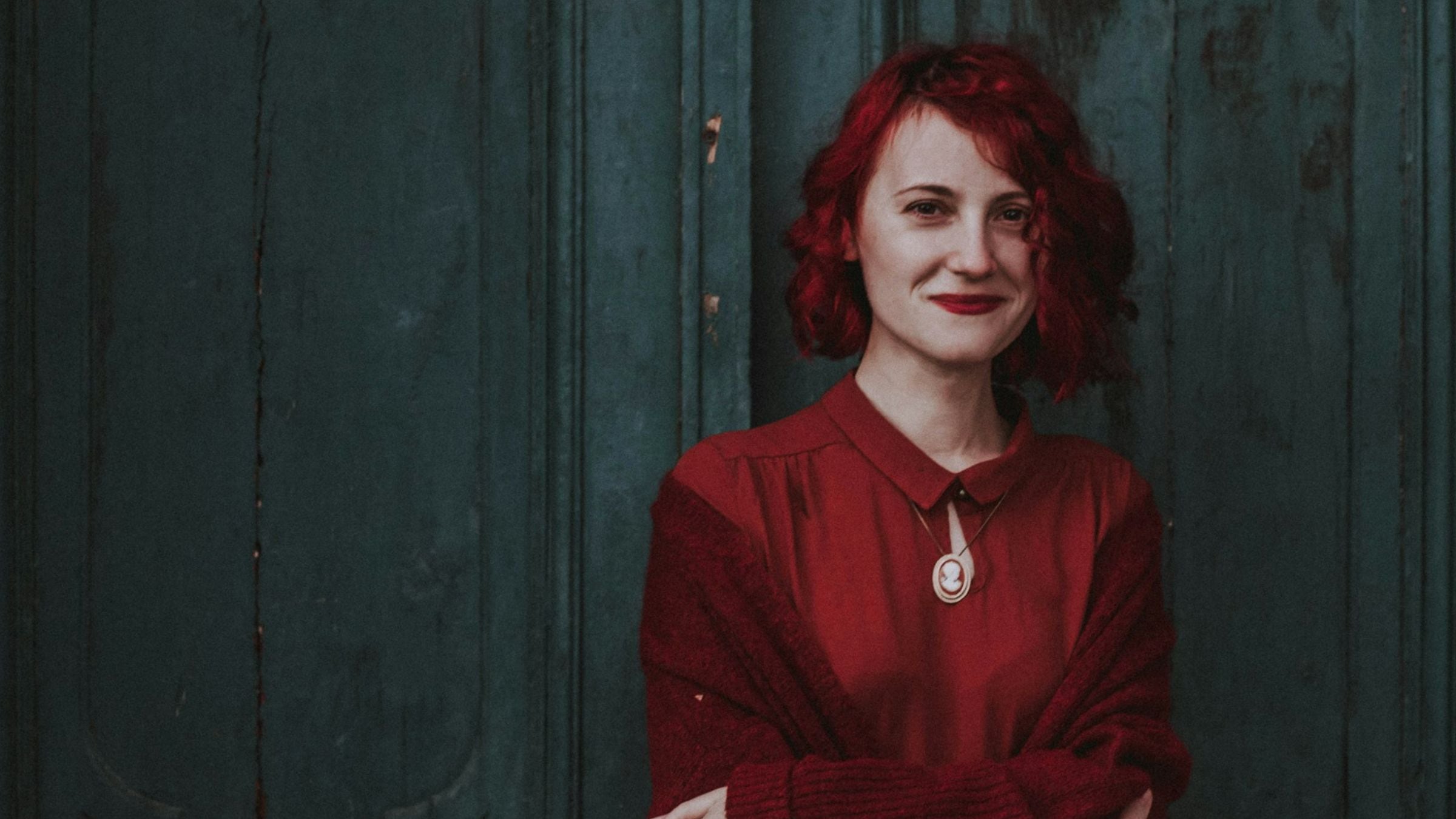 Moda autunno 2025, il rosso è il colore del momento: come abbinarlo
