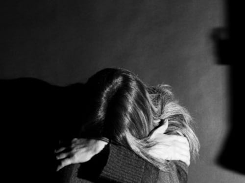 Roma, ubriaco prende a cinghiate moglie e figlia di 18 mesi: arrestato marito violento