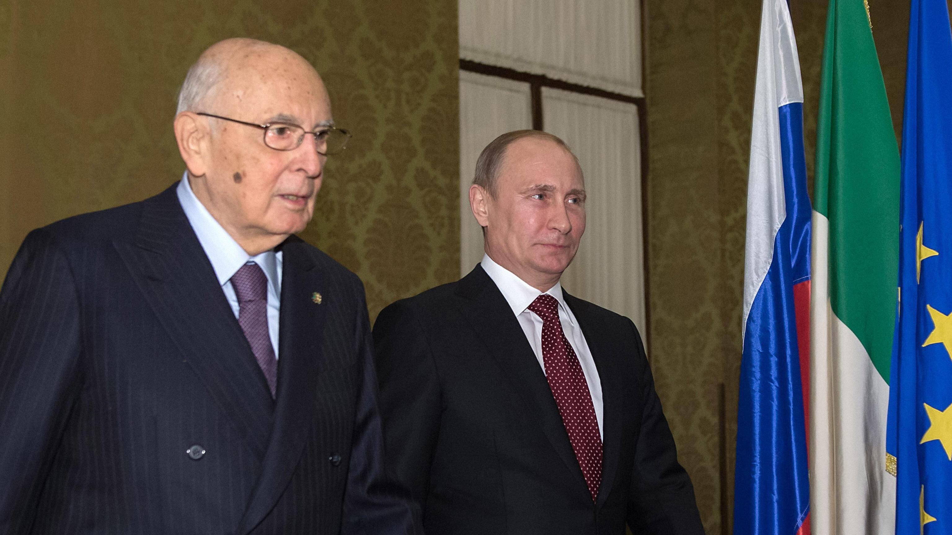 La politica si ferma per il "re". Cordoglio da tutto il mondo. Putin scrive a Mattarella