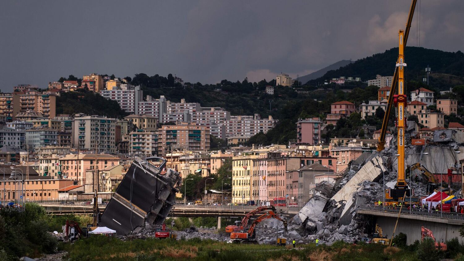 Crollo di Genova, i vigili: "Lacrime per la bimba con l'orsacchiotto"