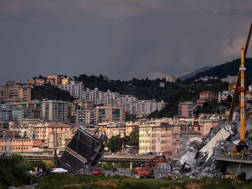 Crollo di Genova, i vigili: "Lacrime per la bimba con l'orsacchiotto"
