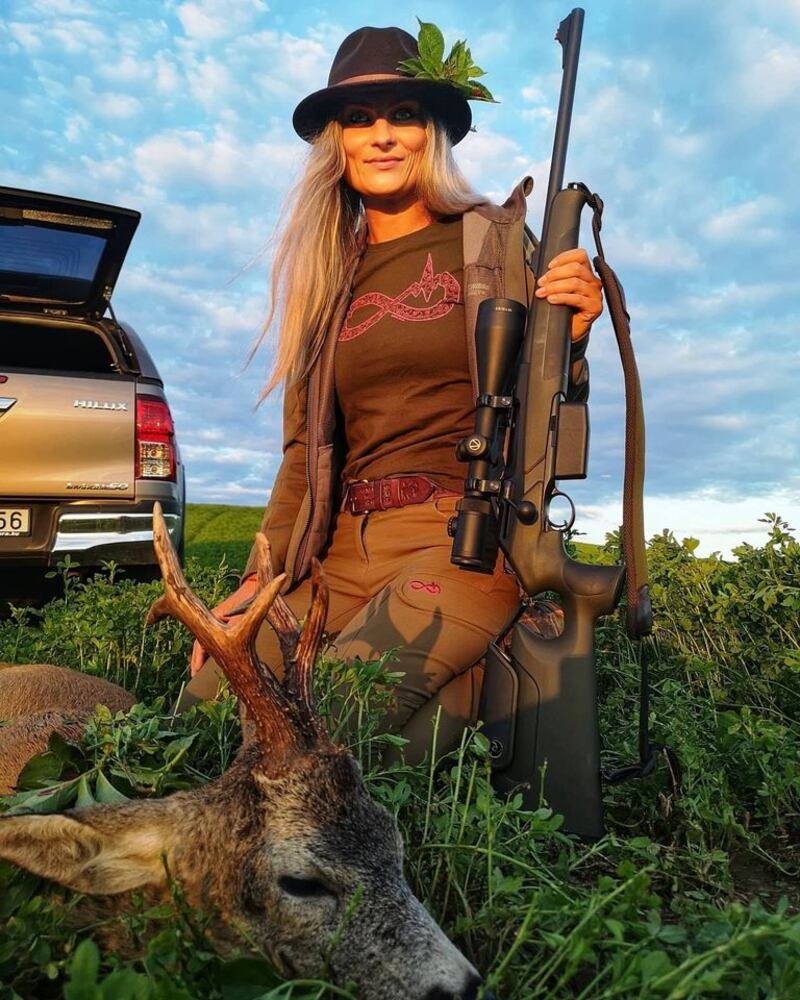 Petra Krchava , webstar slovacca minacciata di morte per le sue foto pro-caccia 1