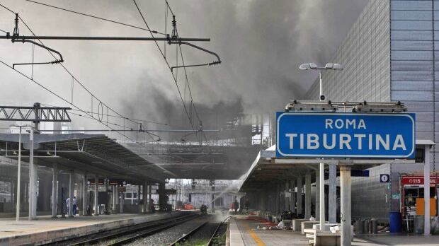 Incendio, guasti e maltempo: giornata da incubo per chi viaggia in treno