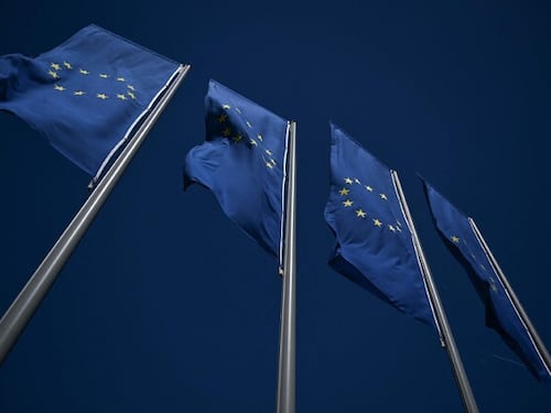 Siri resterà più scema in Europa perché Apple non vuole aprire il suo sistema. Ma sulla privacy Bruxelles ha due pesi e due misure