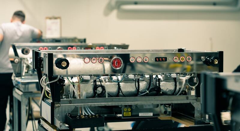 Una delle macchine da caffè in fase di produzione