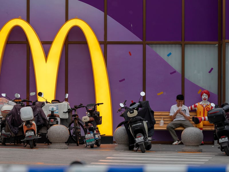 La Cina rallenta, ma c’è un settore che vola: cosa c’è dietro allo strano boom dei fast food