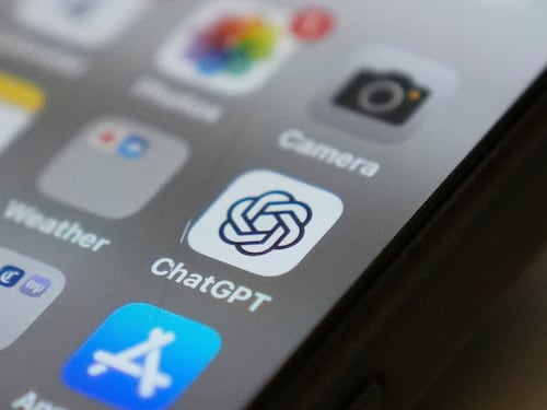Il passo indietro di OpenAI dopo le proteste degli utenti: torna Chat-Gpt 4o