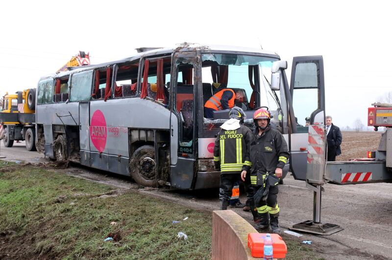 Mantova, scuolabus si ribalta in un fosso: paura per 50 bimbi 13